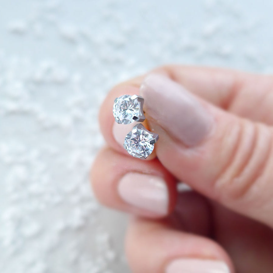 Our CZ accessories come in pendants and studs. Curated with dermatologists, our nickel-free jewellery contains safe titanium metal in gold and silver shades that are perfect for people with skin allergies and sensitive skin.